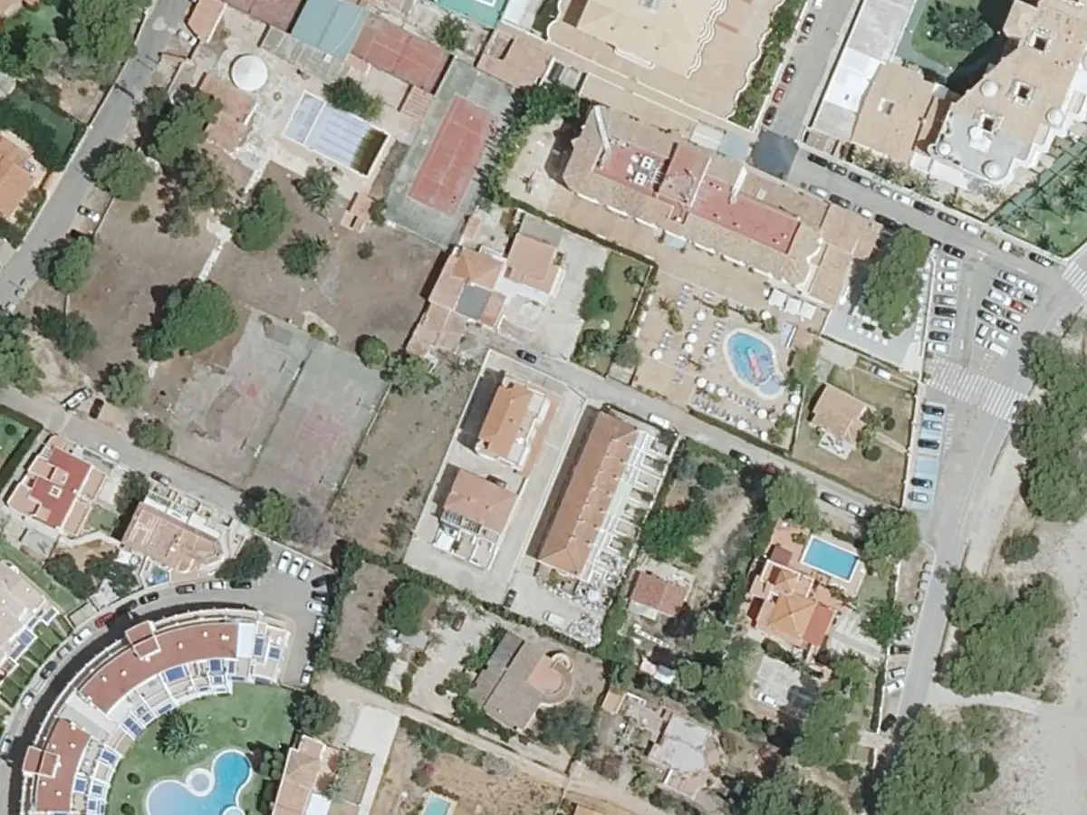 Vue aérienne des maisons mitoyennes Jazmines Playa Romana et de leurs environs, dans le quartier de la plage Romana d'Alcossebre