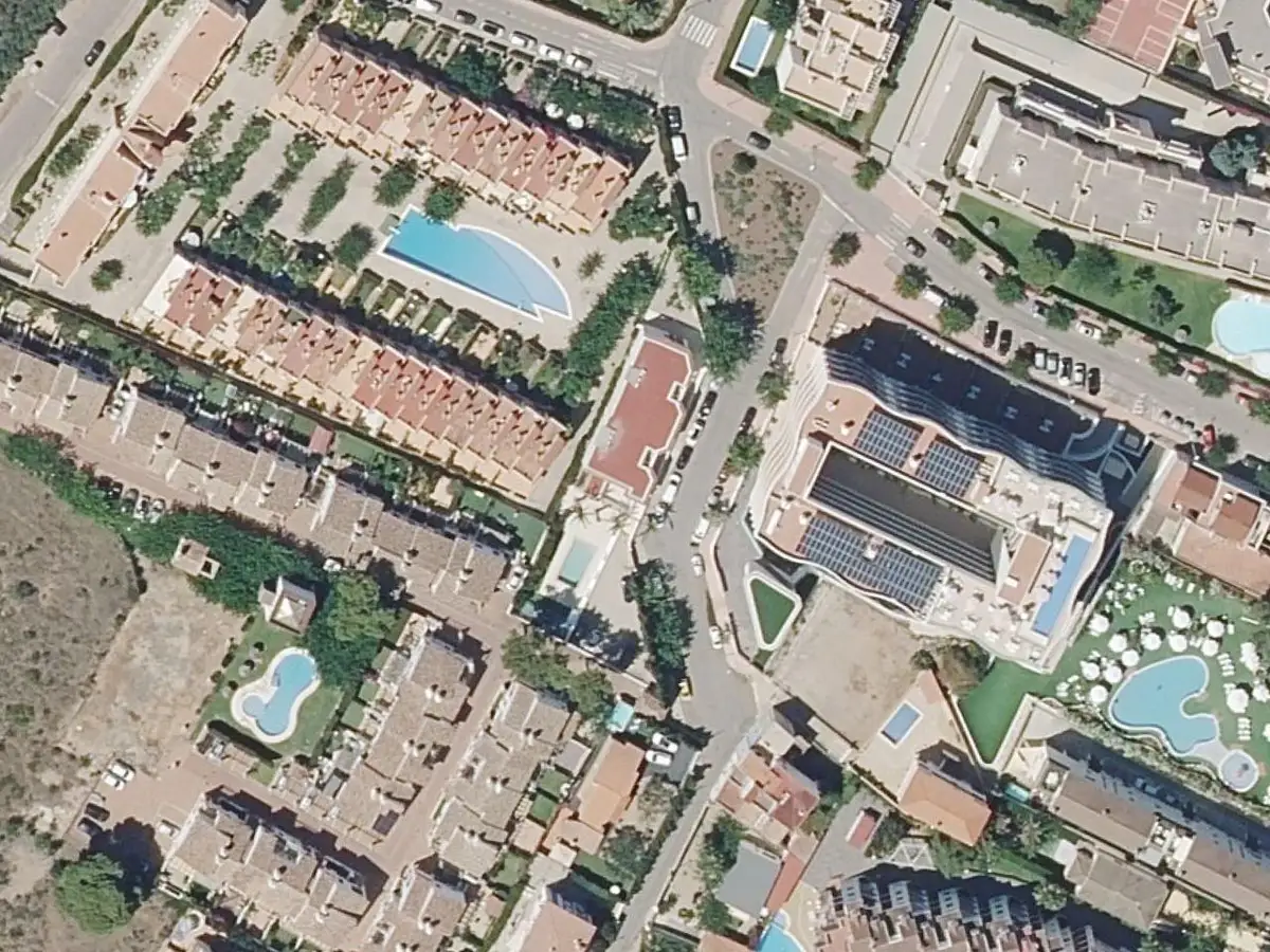 Vue aérienne du complexe Jeremías et de ses environs, dans le quartier de la plage Romana d'Alcossebre