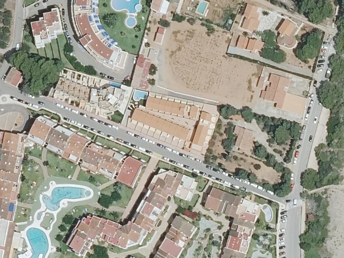 Vue aérienne de la résidence Anamar (Kione Anamar) et de ses environs, dans le quartier de la plage Romana d'Alcossebre