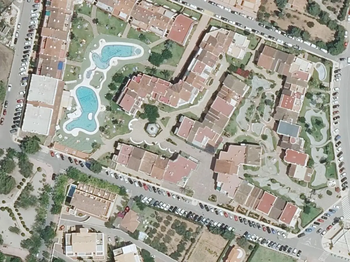 Vue aérienne de Playa Romana Park (Kione Playa Romana) et de ses environs, dans le quartier de la plage Romana d'Alcossebre