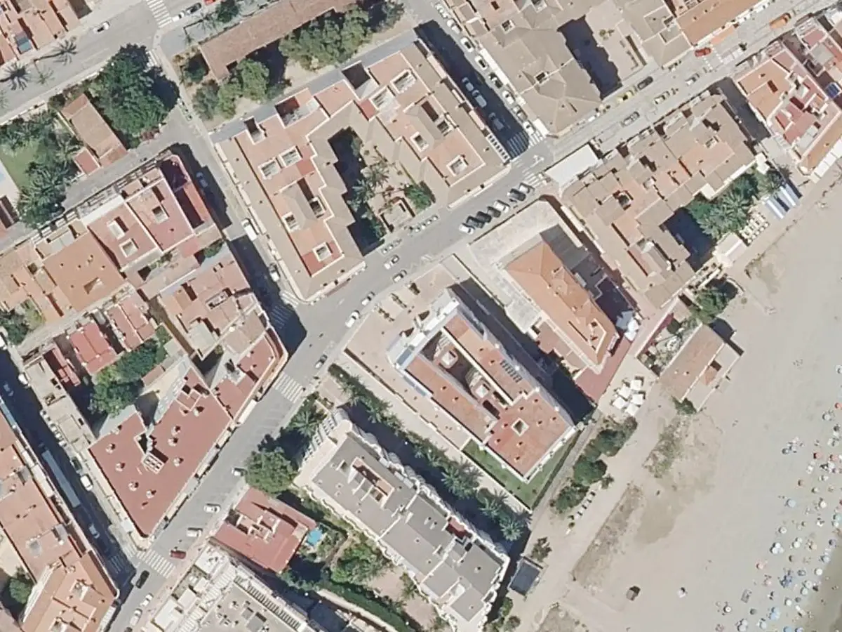 Vue aérienne de l'immeuble La Noria et de ses environs, dans le quartier du Cargador et du centre d'Alcossebre