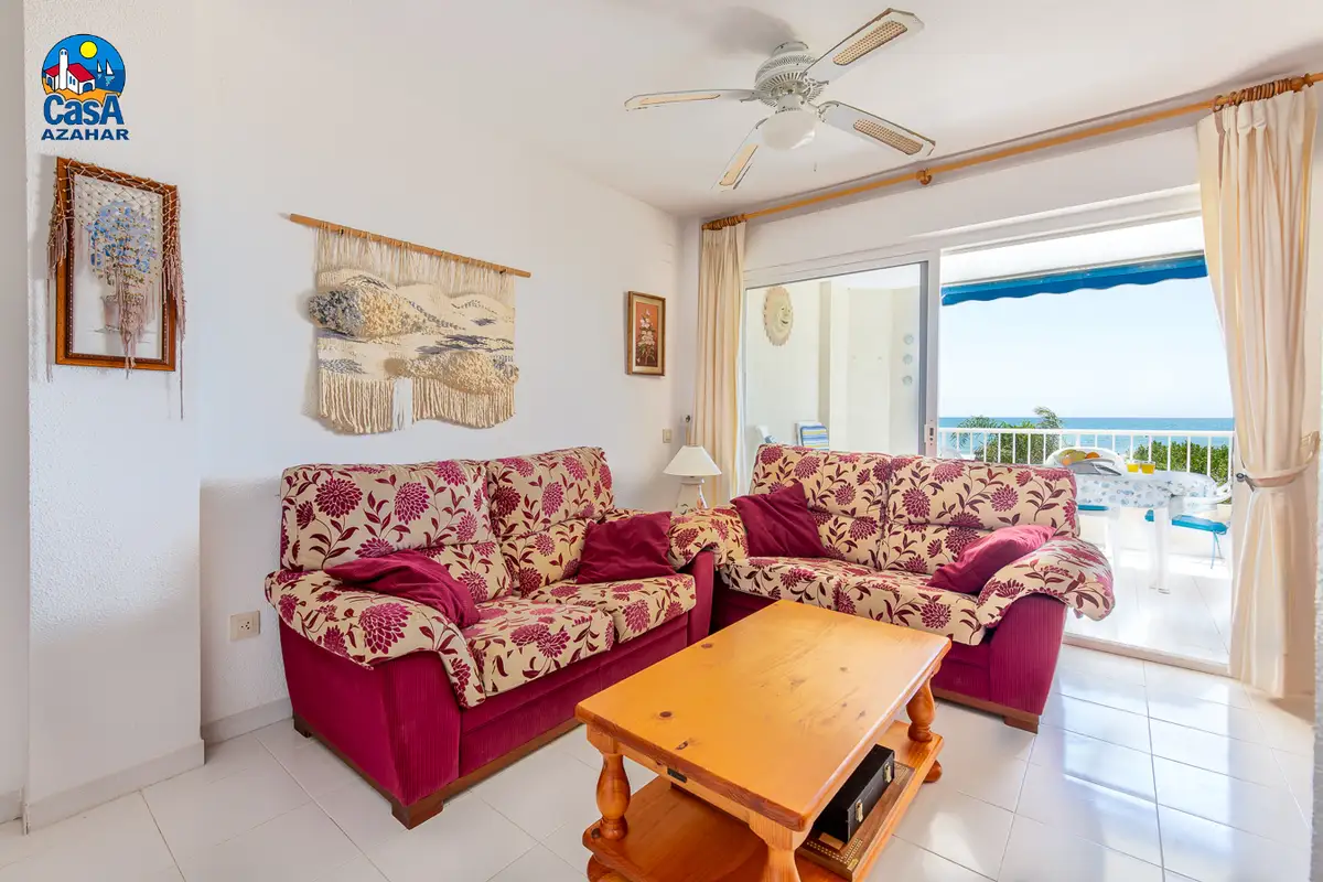 Salon ouvert sur la terrasse avec vue sur la mer dans un appartement La Noria d'Alcocéber