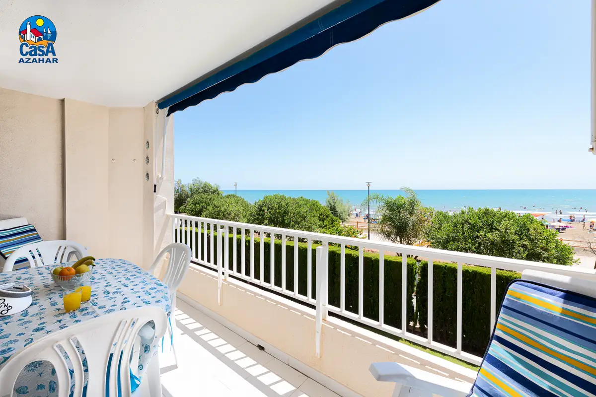 Terrasse avec vue sur la mer des appartements La Noria, face à la plage du Cargador à Alcossebre