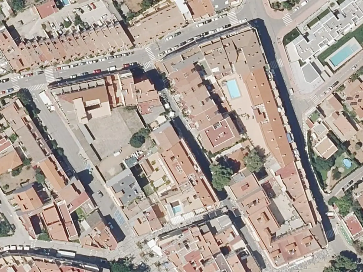 Vue aérienne des appartements La Timba Mediterráneo et de leurs environs, dans le quartier du Cargador et du centre d'Alcossebre