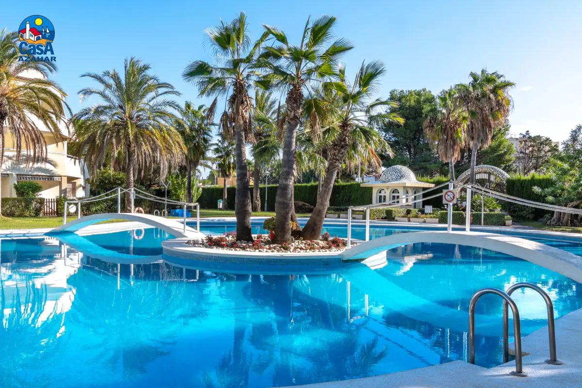 Piscine commune avec palmiers dans les appartements Las Terrazas d'Alcossebre
