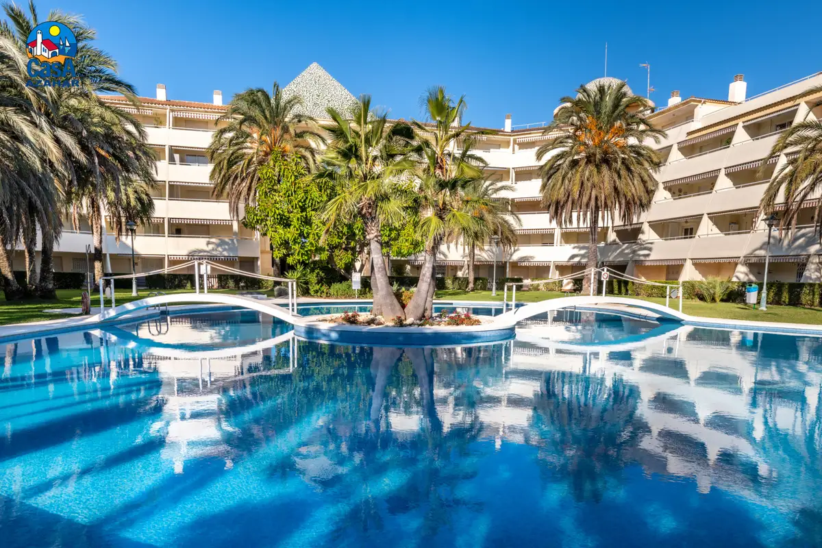 Piscine et façade de la résidence Las Terrazas, près de la plage du Cargador à Alcossebre