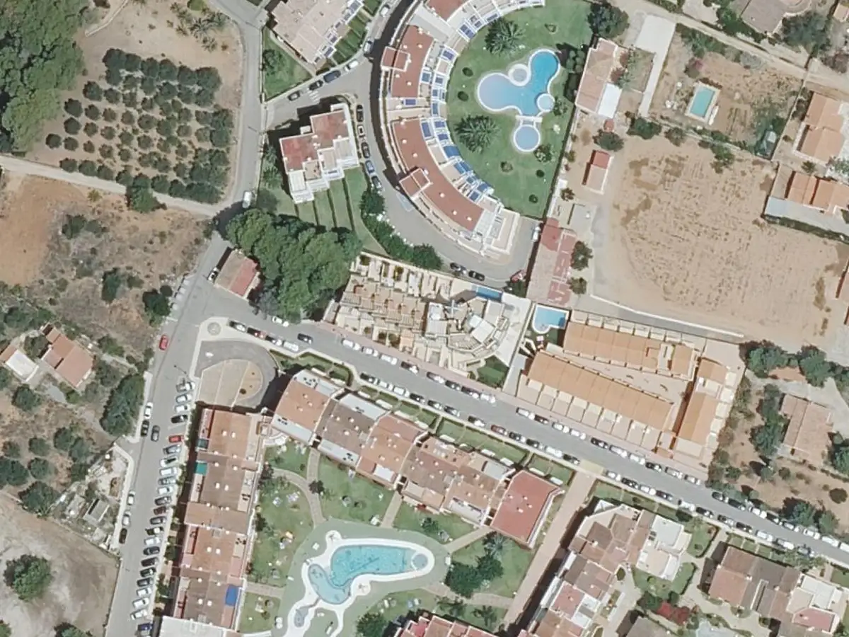 Vue aérienne de la résidence Los Almendros et de ses environs, dans le secteur de la plage Romana d'Alcossebre