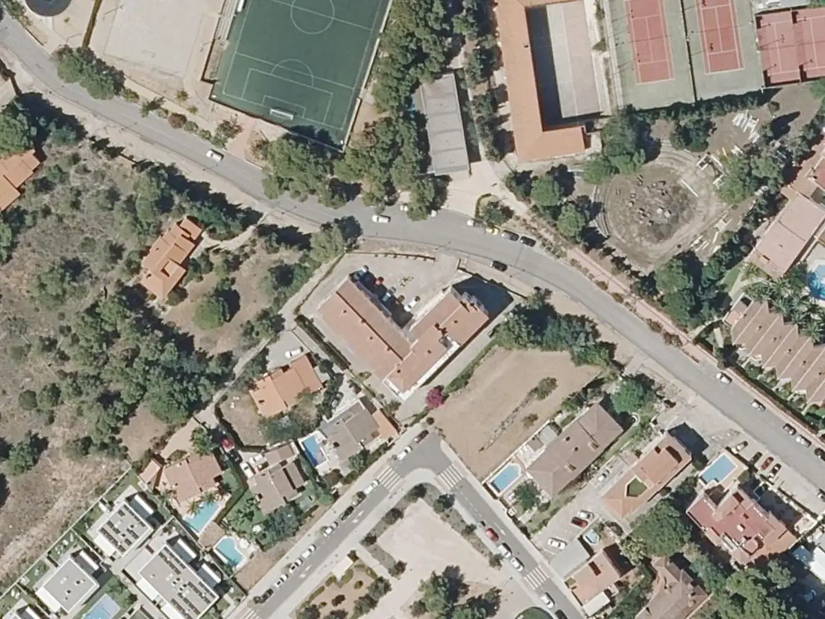 Vue aérienne de l'immeuble Los Caballos et de ses environs, dans le secteur du Cargador et du centre d'Alcossebre