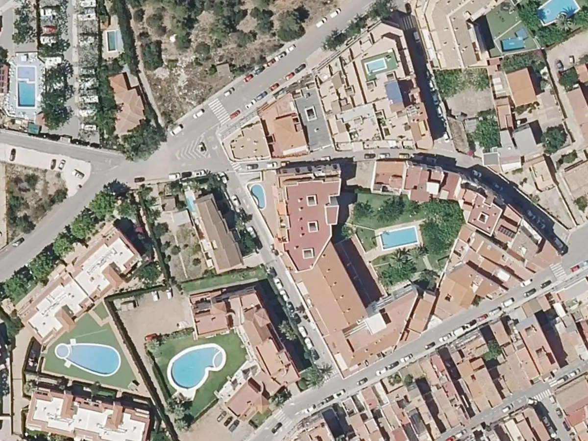Vue aérienne des appartements Los Olivos et de leurs environs, dans le secteur du Cargador et du centre d'Alcossebre