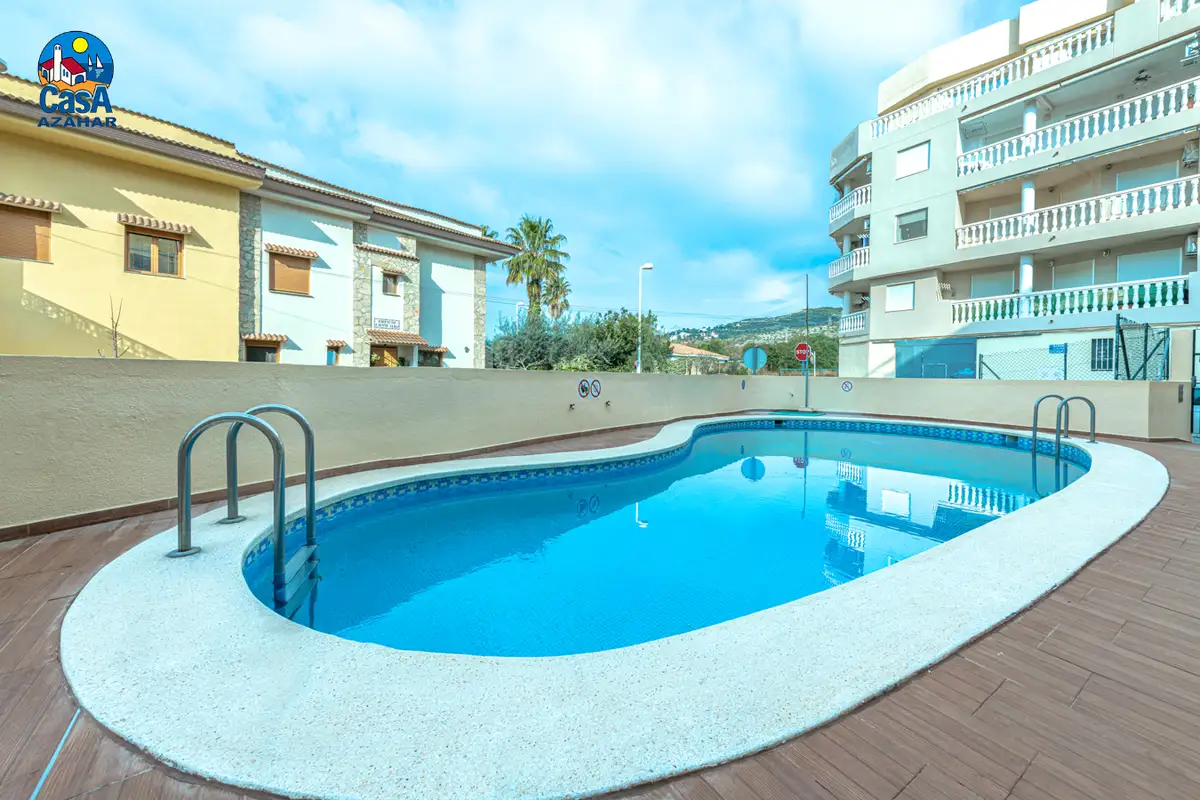 Piscine commune de l'immeuble Los Olivos, dans le centre d'Alcocéber