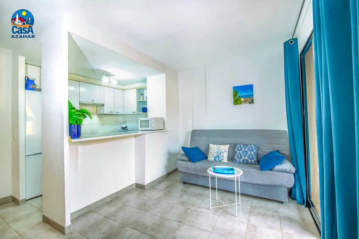 Salon avec cuisine d'un appartement rénové de Los Olivos, à Alcossebre