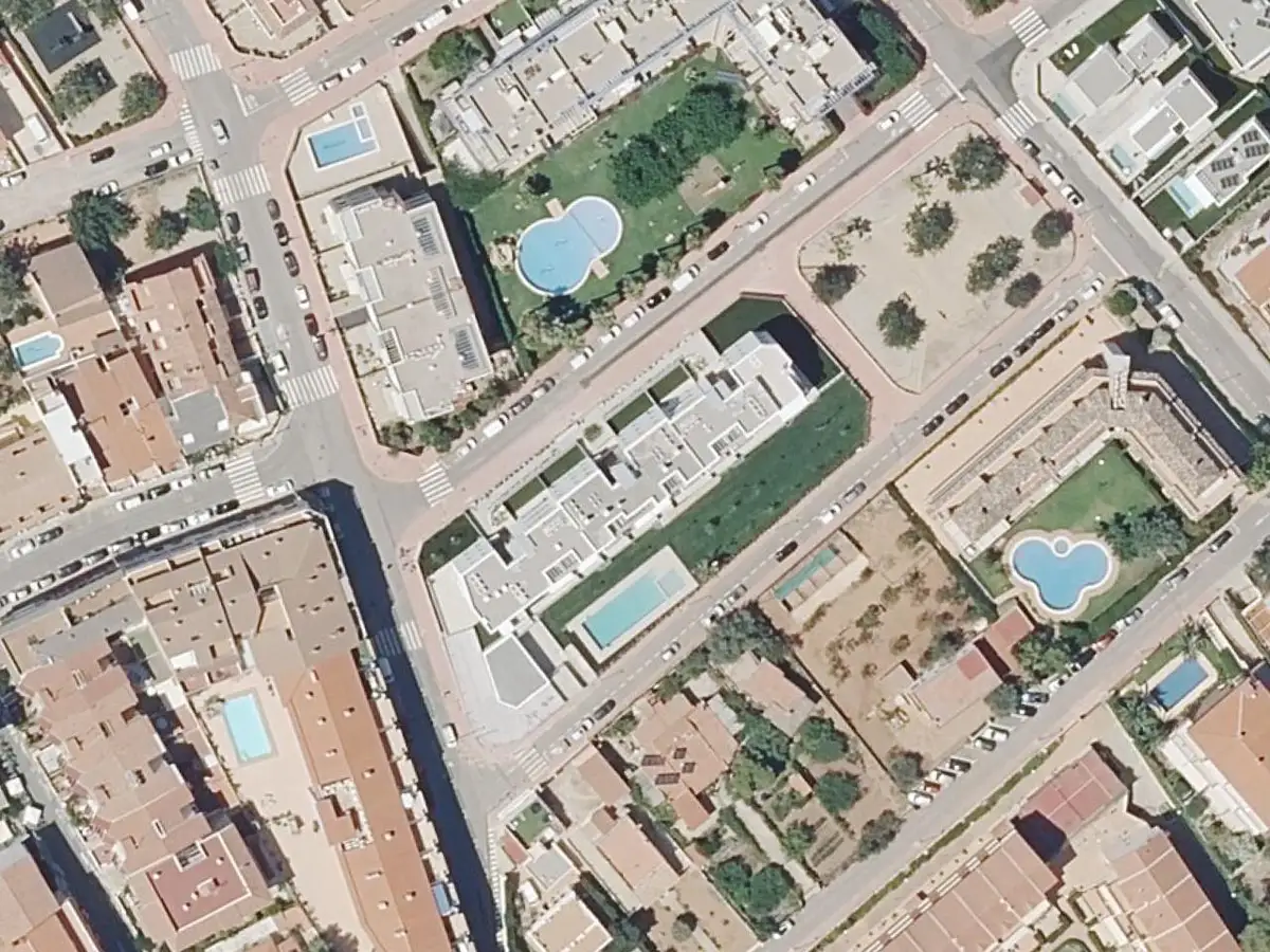 Vue aérienne de l'immeuble Los Rosales et de ses environs, dans le secteur du Cargador et du centre d'Alcossebre