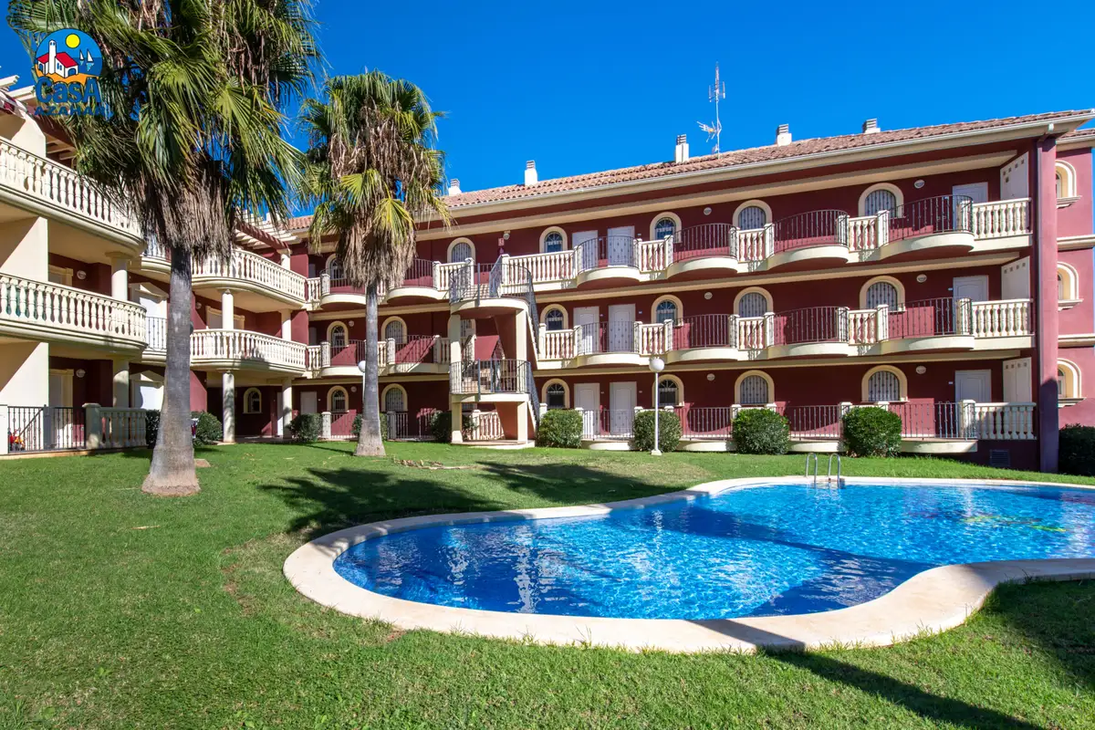 Piscine et jardin de la résidence Madeira à Las Fuentes, Alcossebre