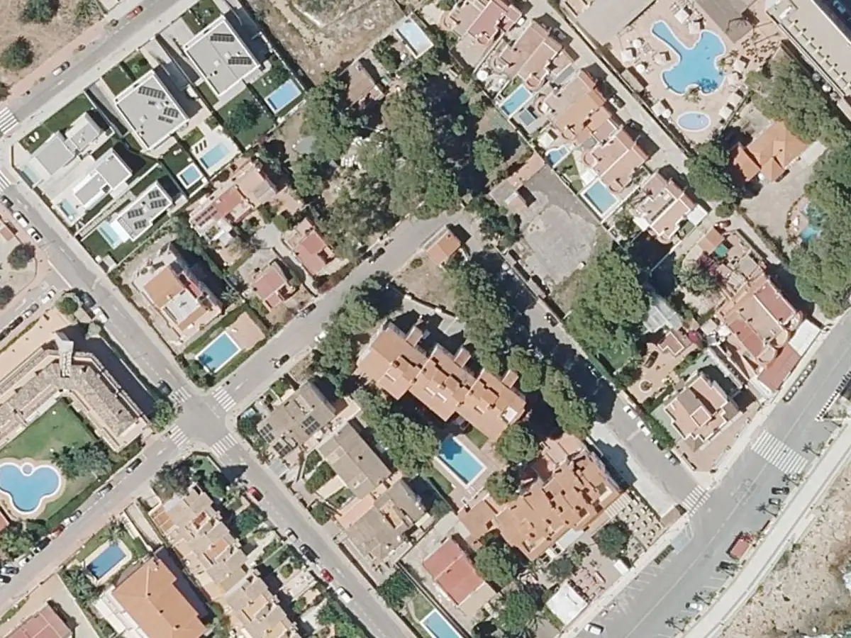 Vue aérienne des appartements Mallorca et de leurs environs, dans le secteur du Cargador et du centre d'Alcossebre