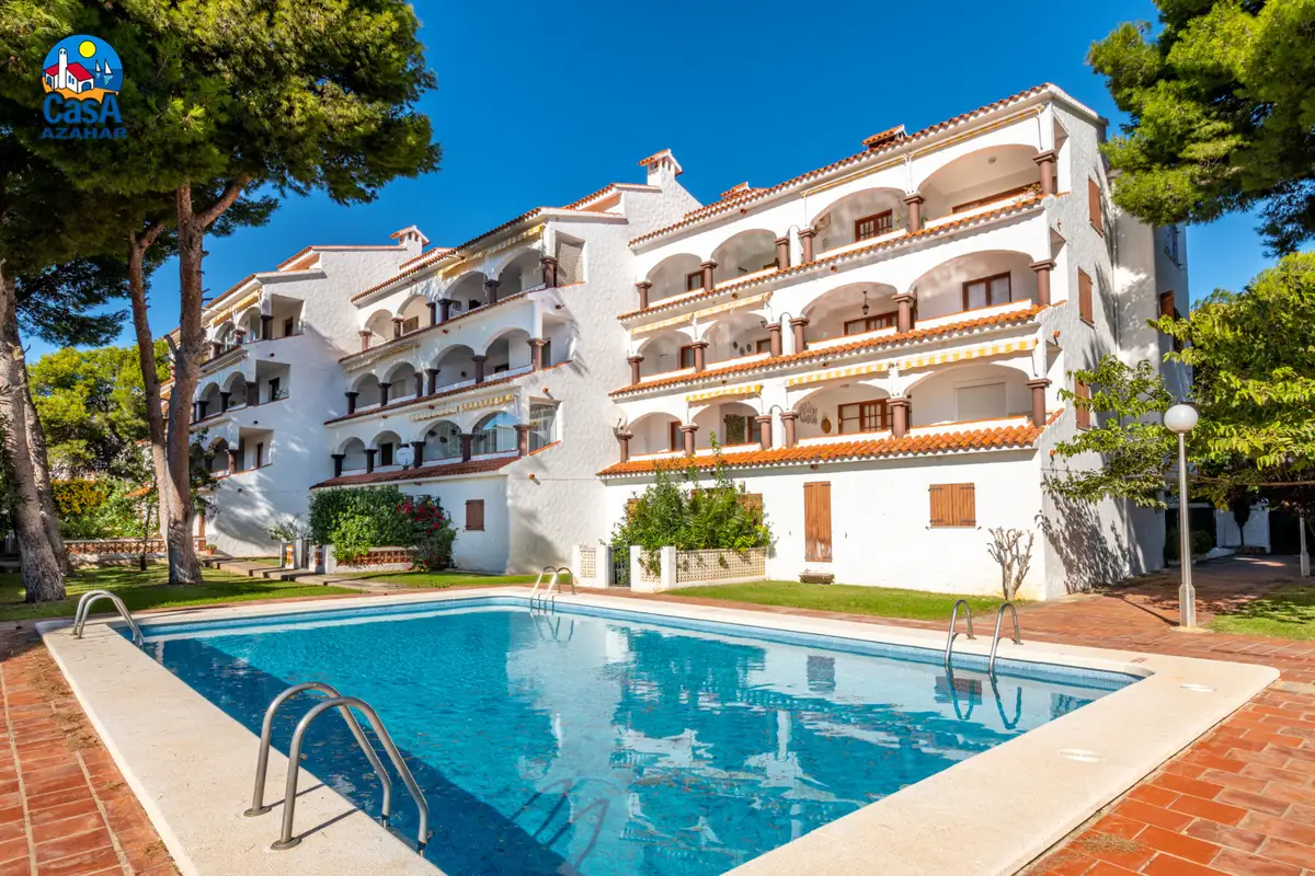 Piscine commune et façade de l'immeuble Mallorca à Alcossebre