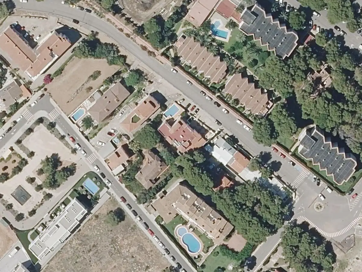 Vue aérienne de l'immeuble Mar de Plata et de ses environs, dans le secteur de Las Fuentes d'Alcossebre
