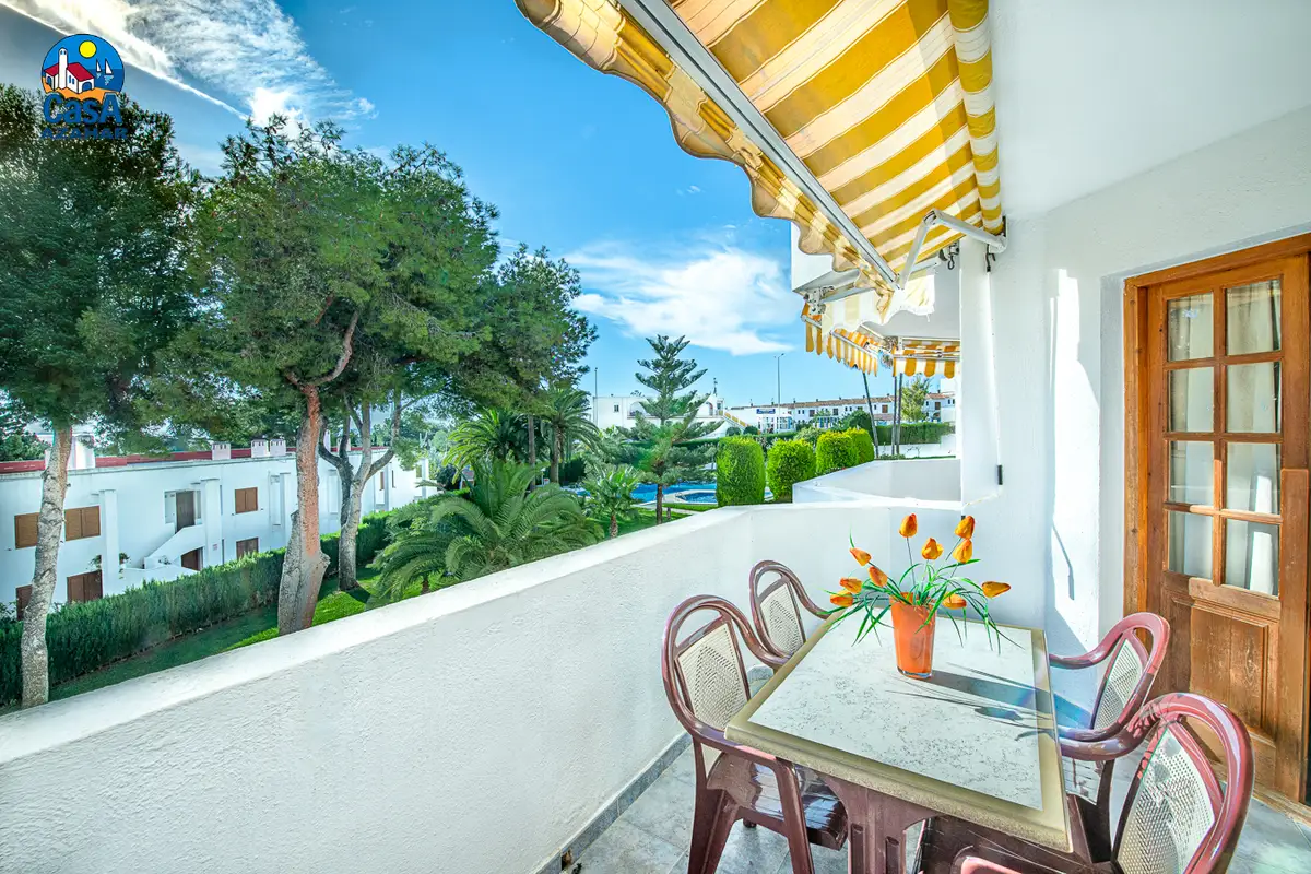 Terrasse avec vue sur la piscine dans les appartements Meridia d'Alcossebre