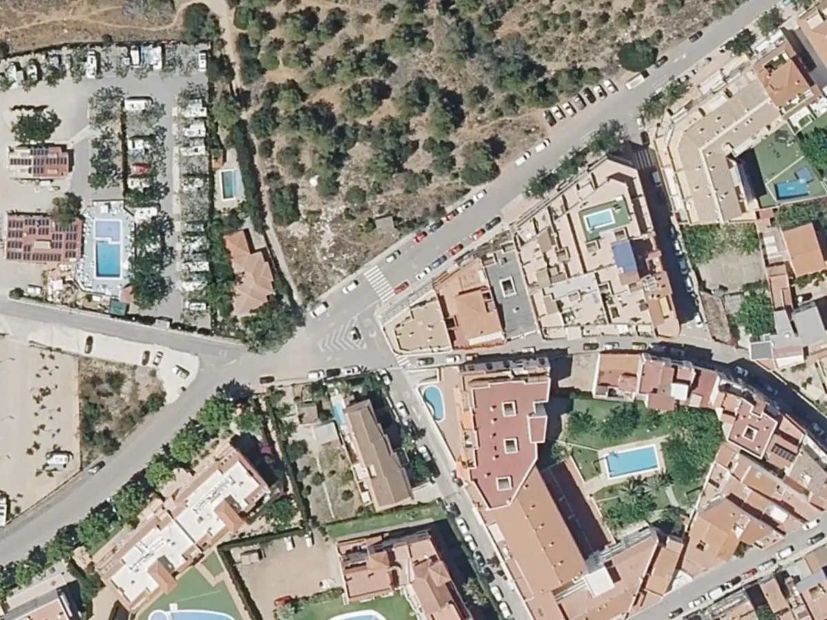 Vue aérienne des appartements Mirasol et de leurs environs, dans le secteur du Cargador et du centre d'Alcossebre
