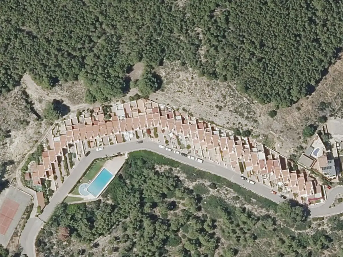 Vue aérienne de la résidence Montesol et de ses environs, dans le secteur des résidences de l'intérieur d'Alcossebre