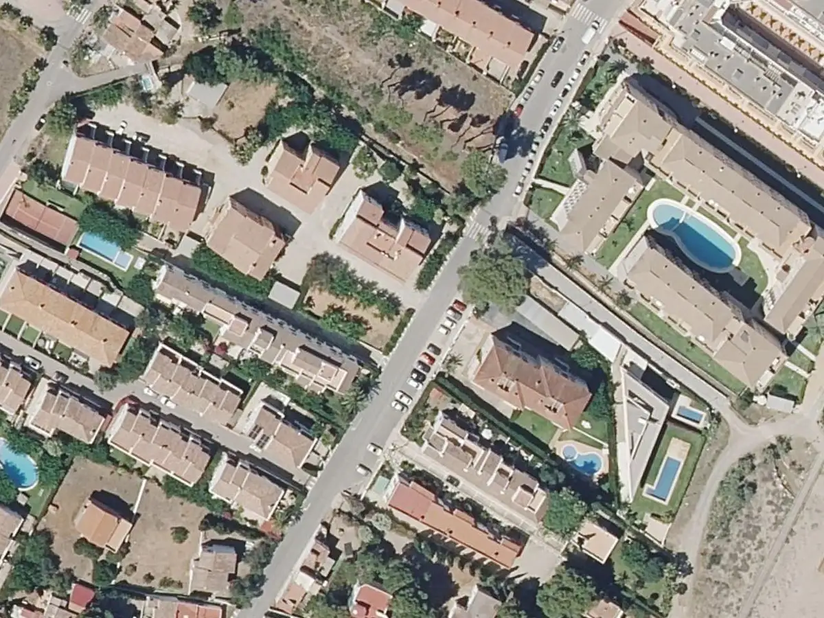 Vue aérienne de la résidence Neptuno et de ses environs, dans le quartier du Cargador et du centre d'Alcossebre