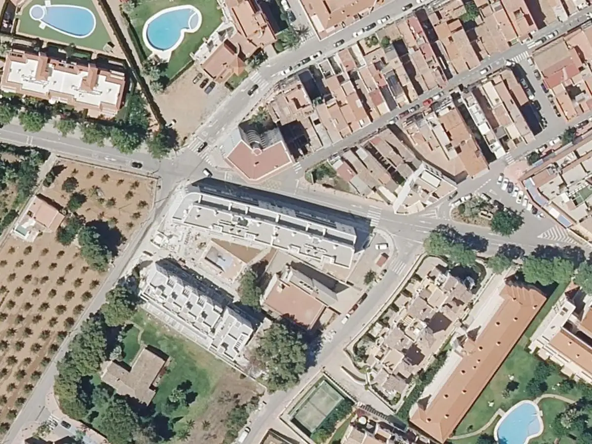 Vue aérienne d'ONA Residencial et de ses environs, dans le quartier du Cargador et du centre d'Alcossebre