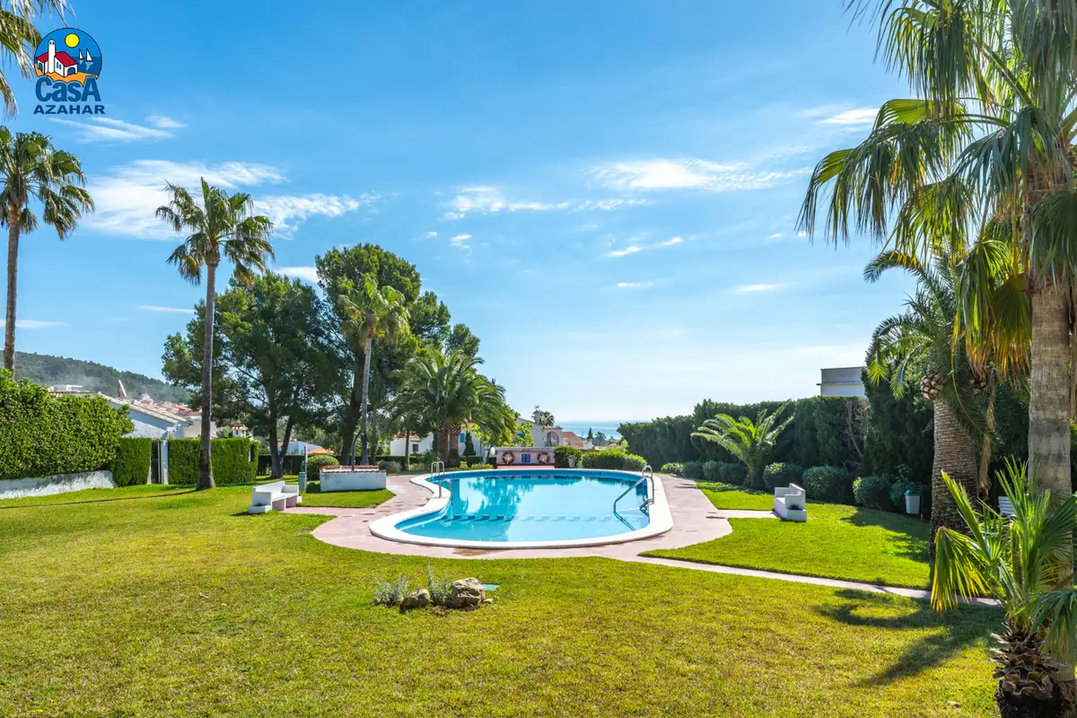 Jardin et piscine de la résidence Palma Blanca avec vue sur la mer, à Las Fuentes (Alcossebre)