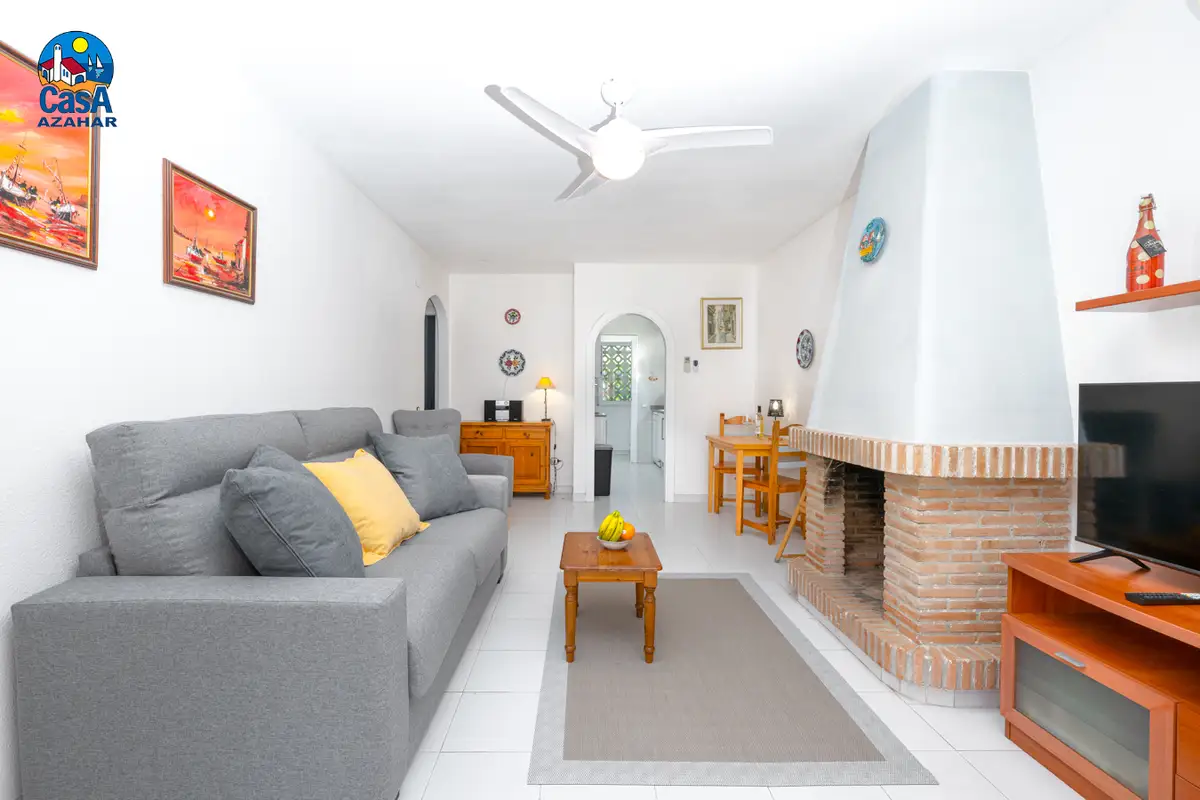 Salon avec cheminée d'un appartement de la résidence Palma Blanca, à Alcossebre
