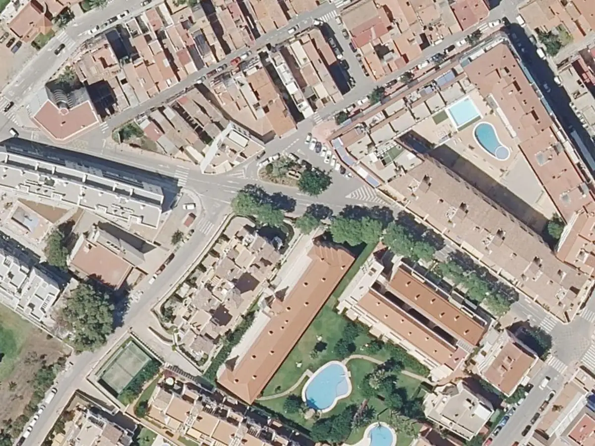 Vue aérienne de la résidence Parque Azahar II et de ses environs, dans le quartier du Cargador et du centre d'Alcossebre