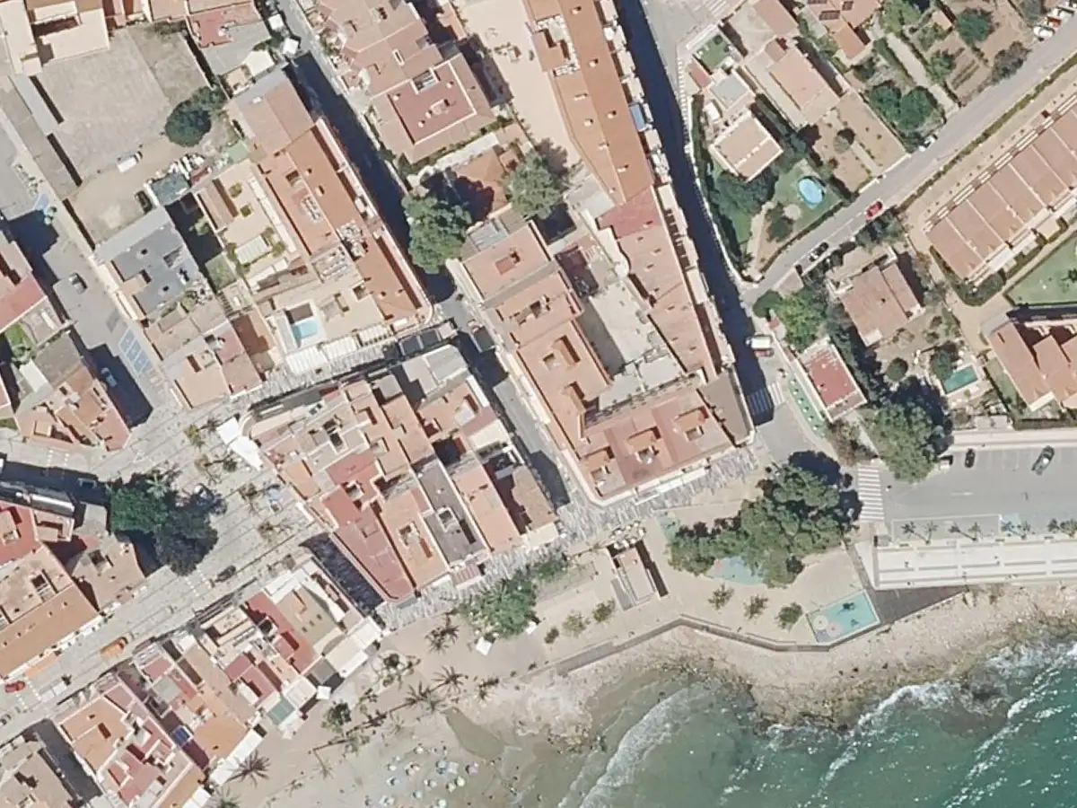 Vue aérienne des appartements Pinamar et de leurs environs, dans le quartier du Cargador et du centre d'Alcossebre