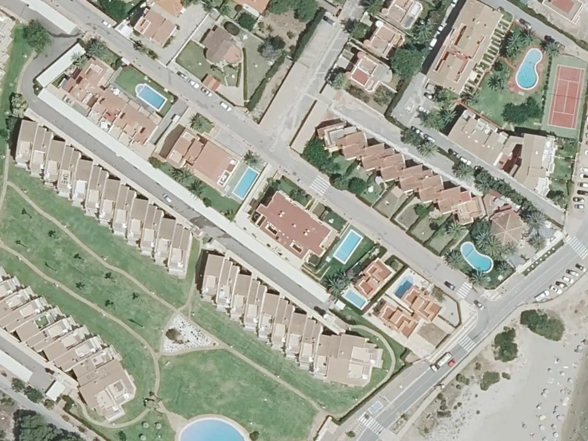 Vue aérienne de l'immeuble Playa del Moro et de ses environs, dans le secteur d'El Moro, Tres Platges et Manyetes à Alcossebre