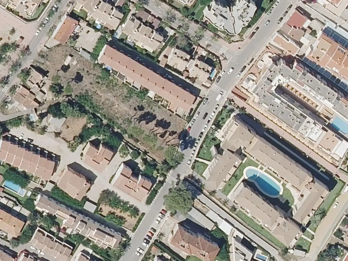 Vue aérienne de la résidence Playamar et de ses environs, dans le quartier du Cargador et du centre d'Alcossebre