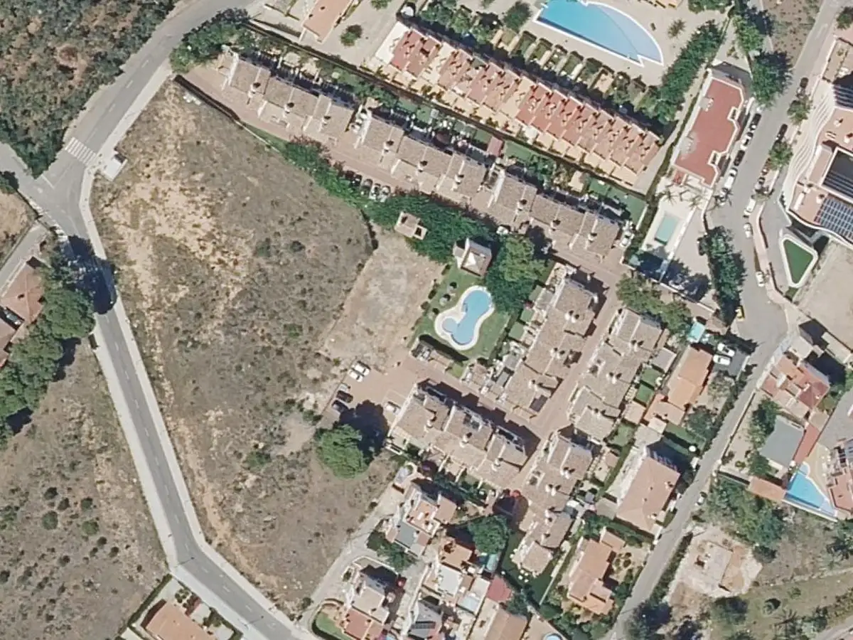 Vue aérienne des maisons mitoyennes Porta Alcalá et de leurs environs, dans le quartier de la plage Romana à Alcossebre