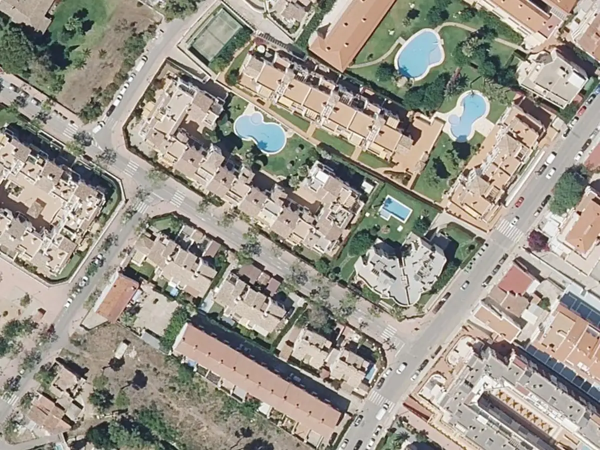 Vue aérienne de l'immeuble Porta Alcossebre et de ses environs, dans le quartier du Cargador et du centre d'Alcossebre