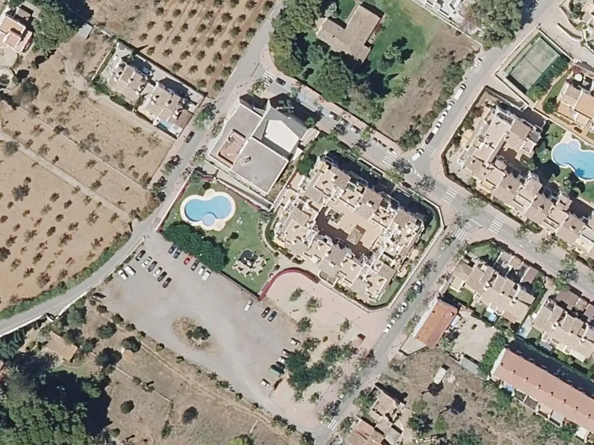 Vue aérienne de la résidence Porta de la Mar et de ses environs, dans le quartier du Cargador et du centre d'Alcossebre