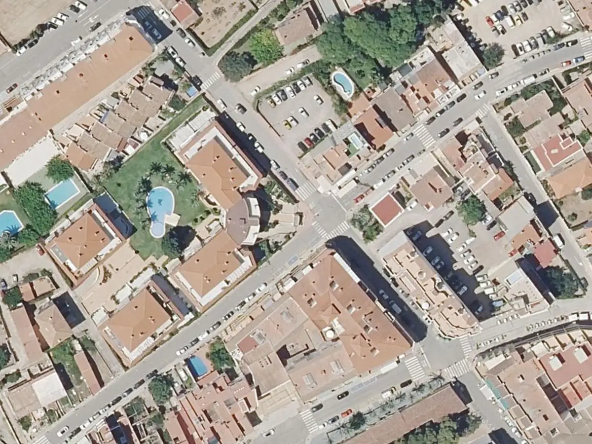 Vue aérienne de la résidence Porta Mediterrània et de ses environs, dans le quartier du Cargador et du centre d'Alcossebre