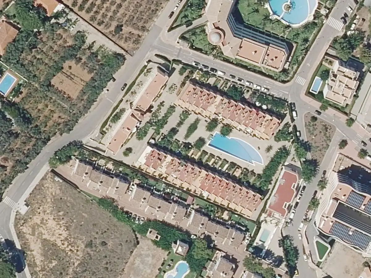 Vue aérienne de la résidence Rancho Grande et de ses environs, dans le quartier de la plage Romana à Alcossebre