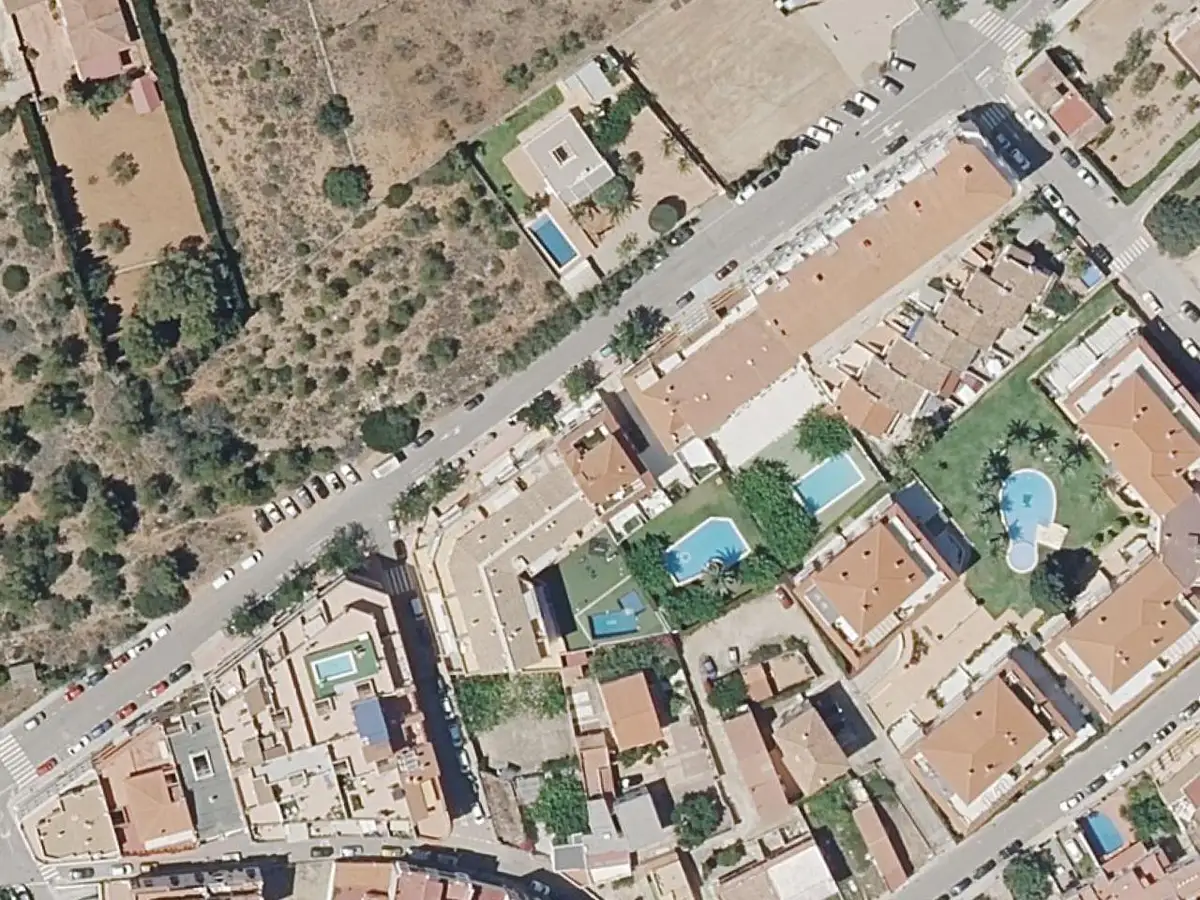 Vue aérienne de la résidence San Benet et de ses environs, dans le secteur du Cargador et du centre d'Alcossebre