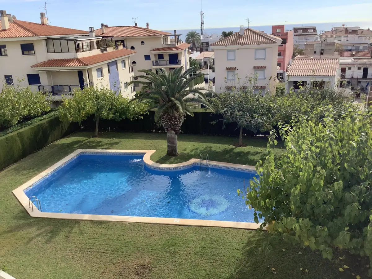 Vue sur la piscine depuis un appartement de la résidence San Benet, Alcocéber