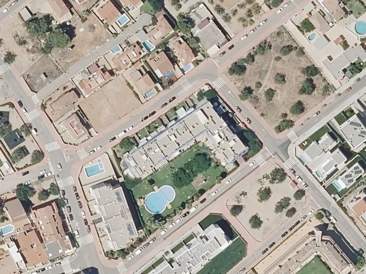Vue aérienne de la résidence San Damián et de ses environs, dans le secteur du Cargador et du centre d'Alcossebre