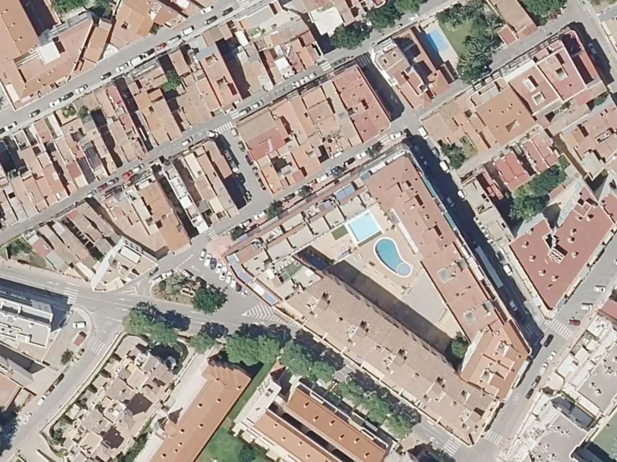 Vue aérienne de l'immeuble San Miguel et de ses environs, dans le secteur du Cargador et du centre d'Alcossebre