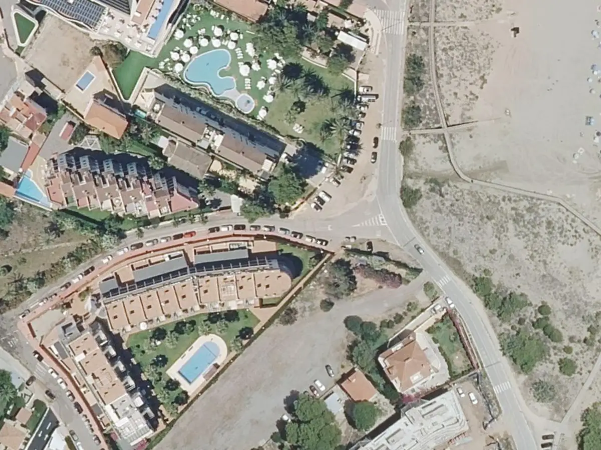 Vue aérienne de la résidence Sol y Mar et de ses environs, dans le secteur de la plage Romana à Alcossebre