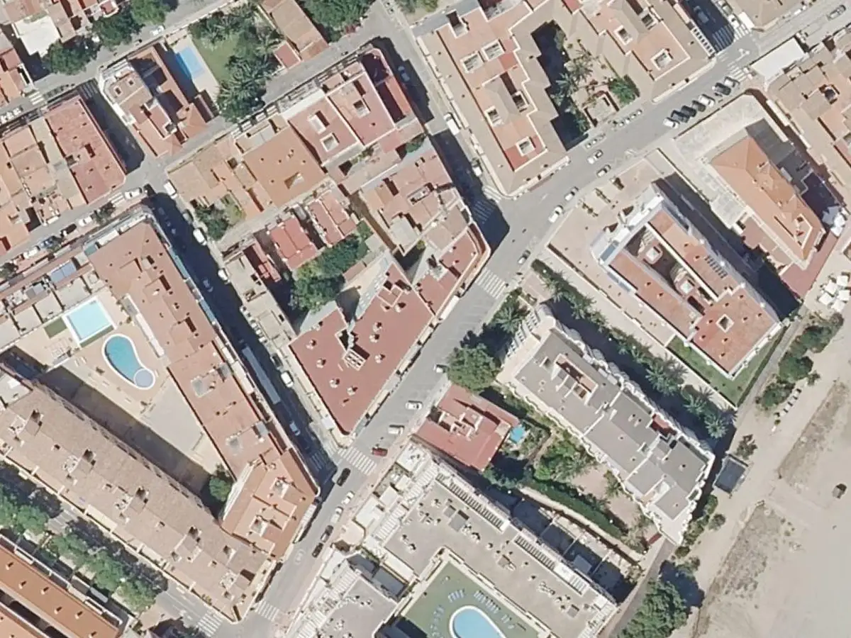 Vue aérienne de l'immeuble Sotavento et de ses environs, dans le secteur du Cargador et du centre d'Alcossebre