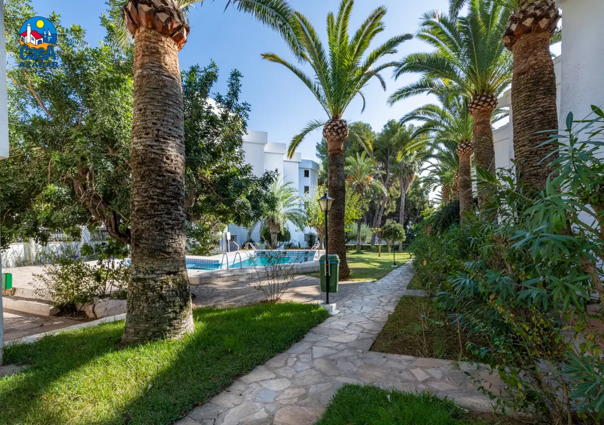 Jardins soignés des appartements Tres Carabelas à Las Fuentes, Alcossebre