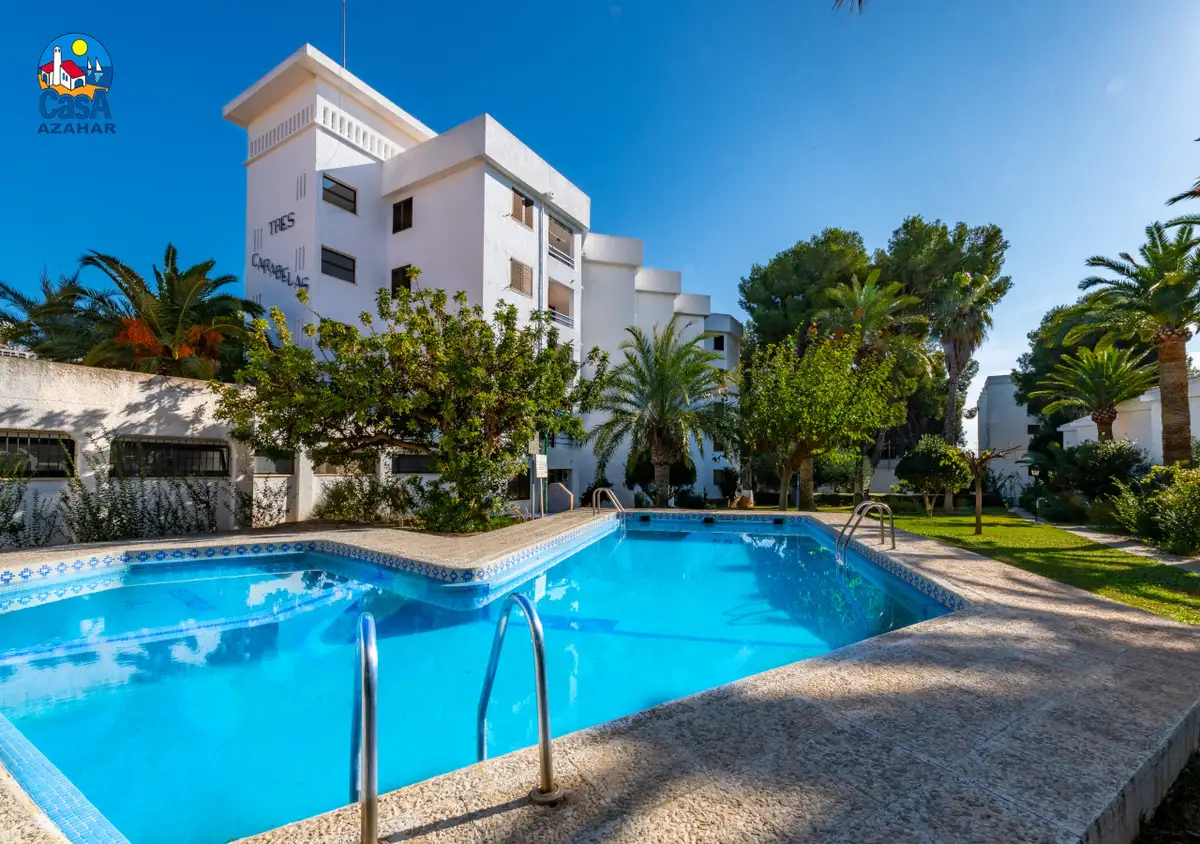 Piscine et façade des appartements Tres Carabelas, face à la mer à Las Fuentes, Alcossebre