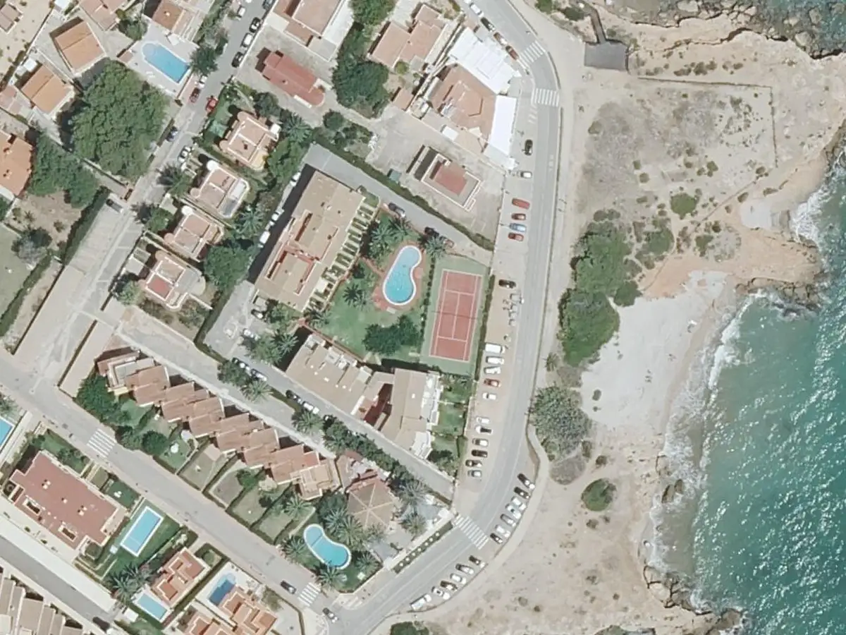 Vue aérienne de la résidence Playa Romana et de ses environs, dans le secteur de la plage Romana à Alcossebre