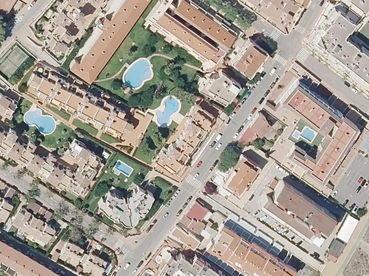 Vue aérienne de la résidence Villa Mediterránea et de ses environs, dans le secteur du Cargador et du centre d'Alcossebre