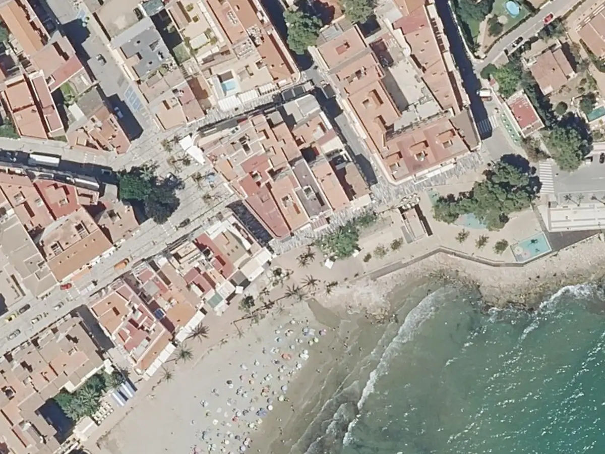 Vue aérienne des appartements Vista Alegre et de leurs environs, dans le secteur du Cargador et du centre d'Alcossebre