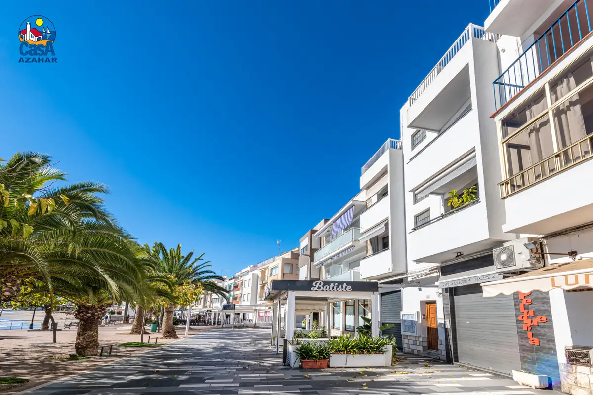 Façade de l'immeuble Vista Alegre avec restaurants sur la plaza Vistalegre, Alcocéber