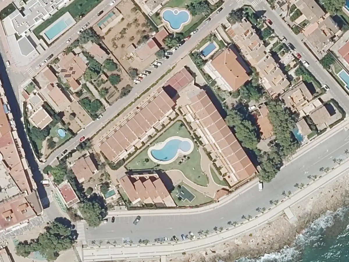 Vue aérienne de la résidence Vistamar et de ses environs, dans le secteur du Cargador et du centre d'Alcossebre