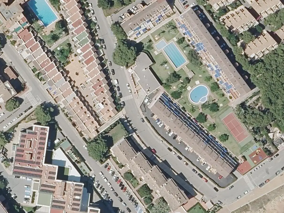 Vue aérienne de l'immeuble Voramar et de ses environs, dans le secteur de Las Fuentes à Alcossebre